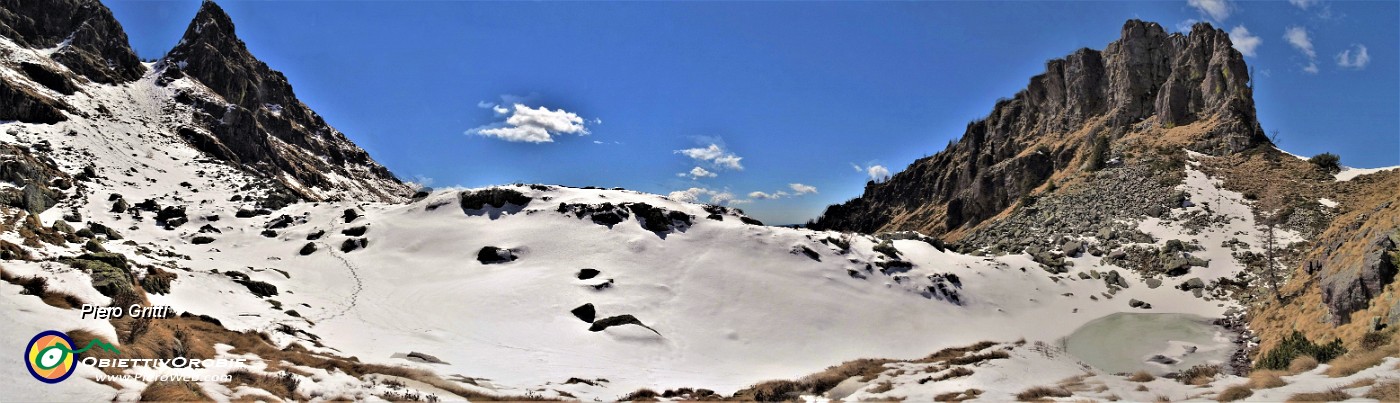 36 Vista  sul vallone tra Tre Pizzi  a sx e Mancucca a dx che sto salendo.jpg